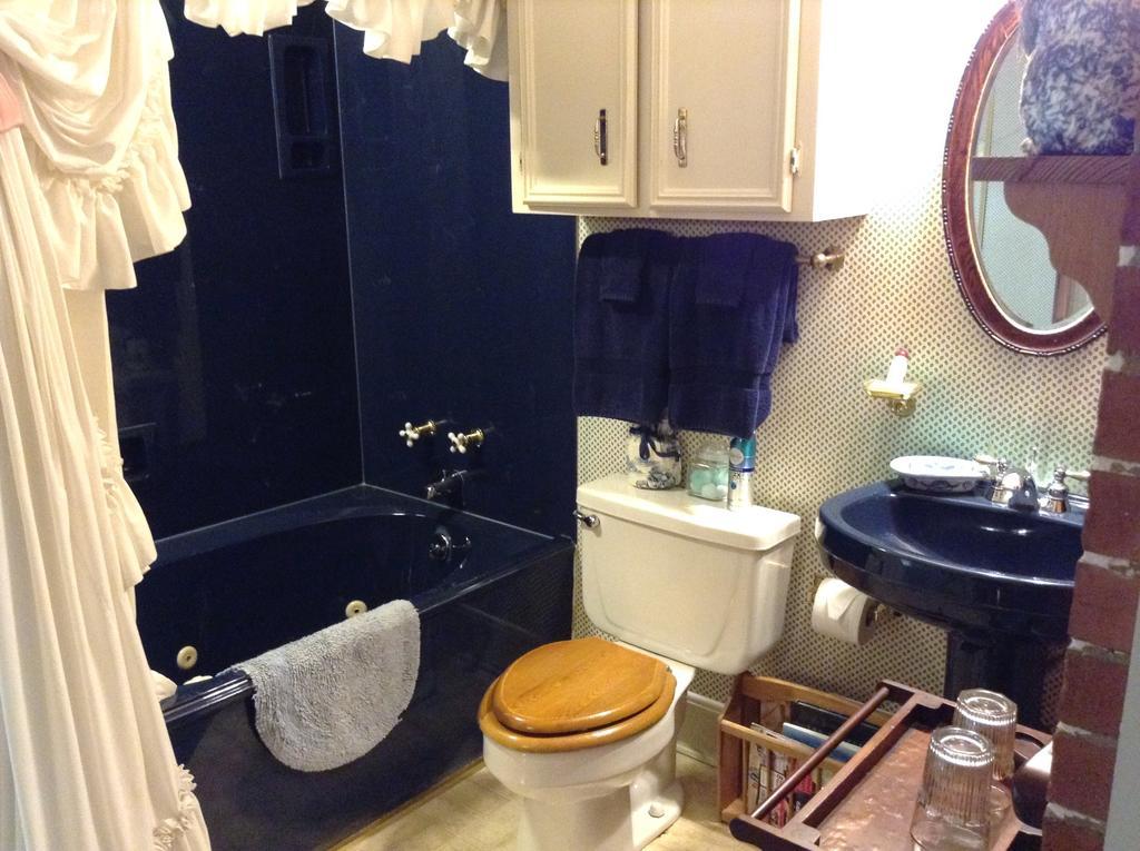2439 Fairfield "A Bed And Breakfast" Shreveport Room photo